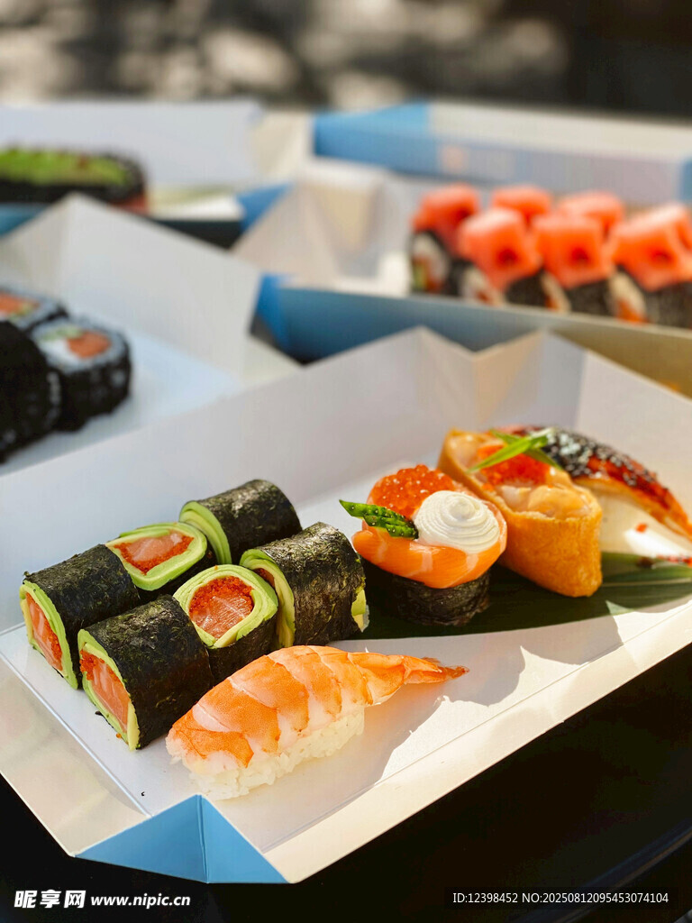 多样美味寿司拼盘展示