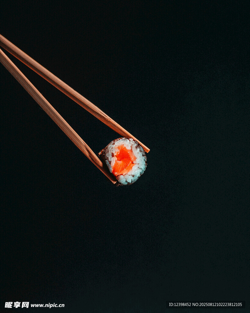 筷子夹起的美味寿司