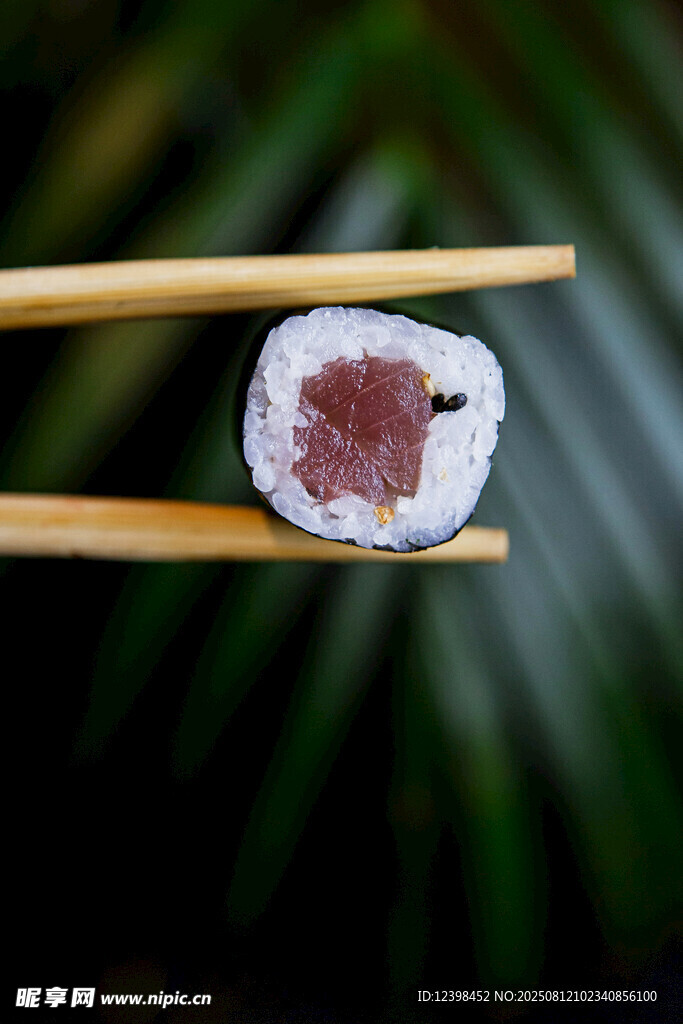 筷子夹着美味寿司