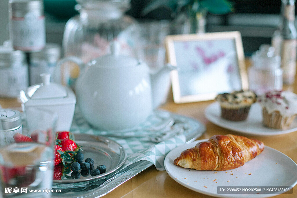 精致餐桌美食布置场景