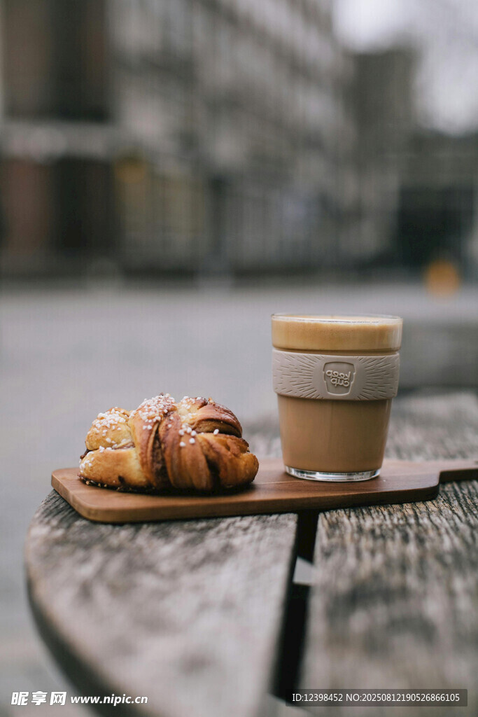 木桌上的咖啡与美味糕点