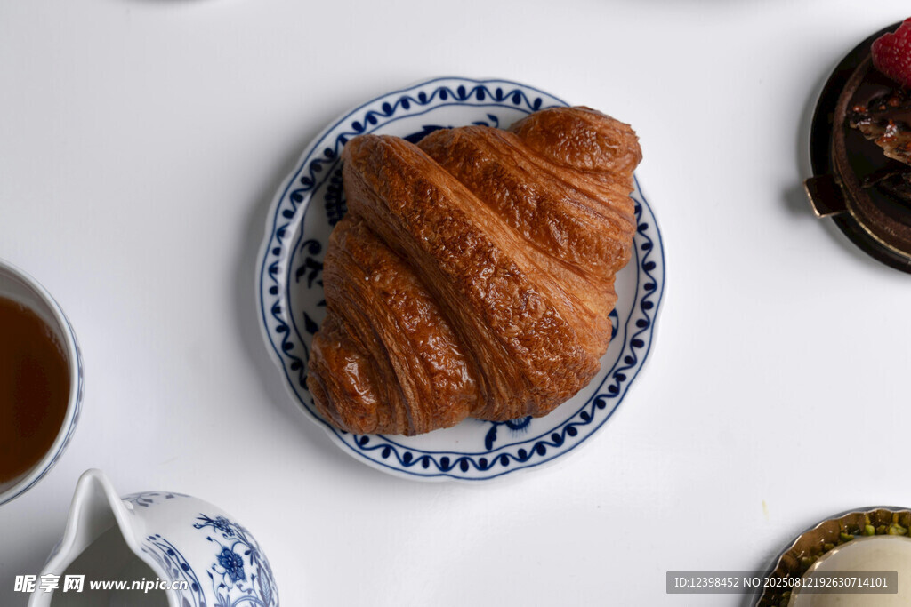 美味牛角面包与茶饮搭配