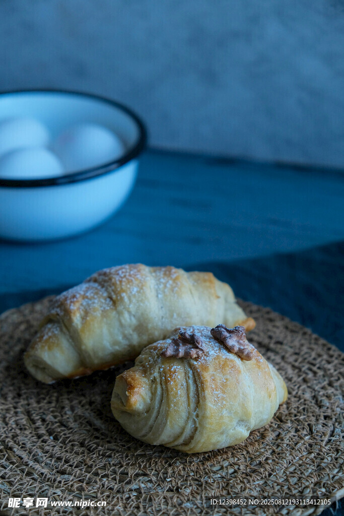 美味牛角面包摆放在餐垫上