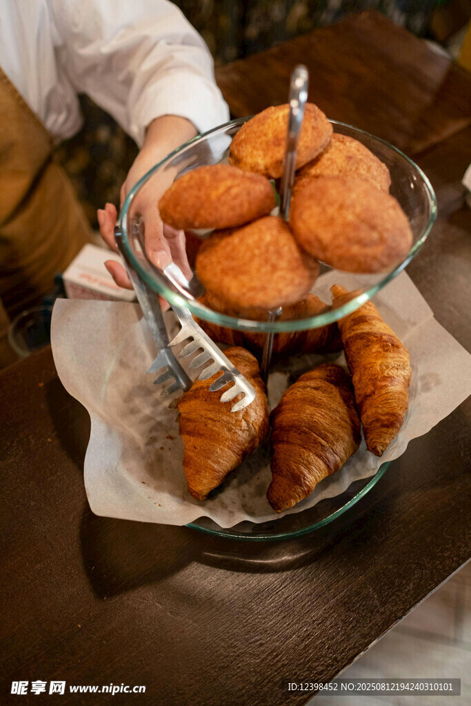 玻璃碗中的美味油炸食品
