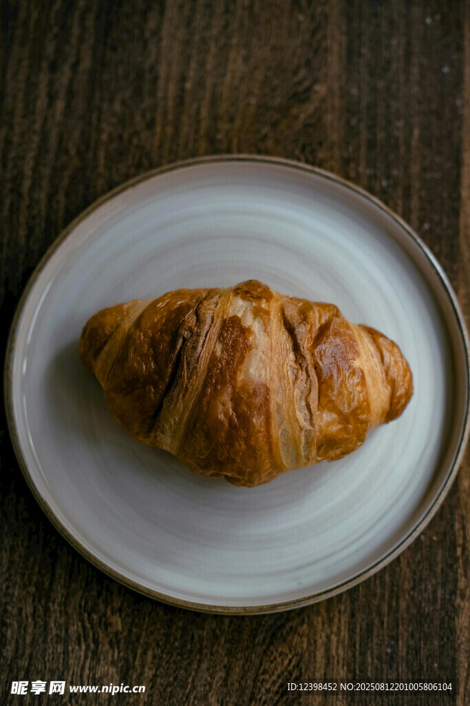 白色盘上的美味牛角面包