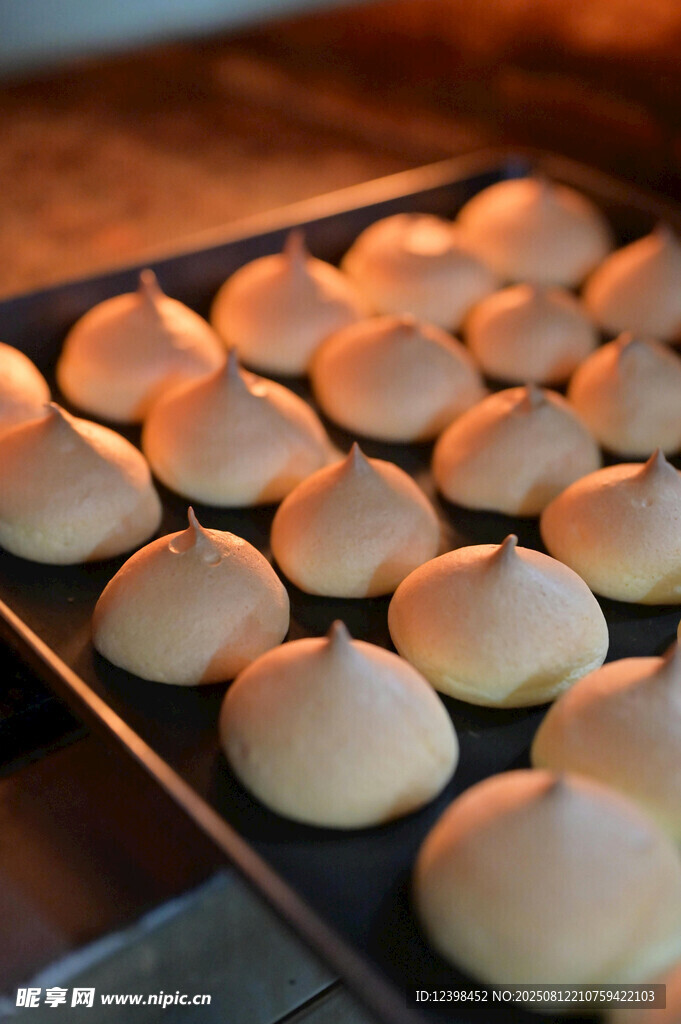 烤盘上的蓬松美味小点心