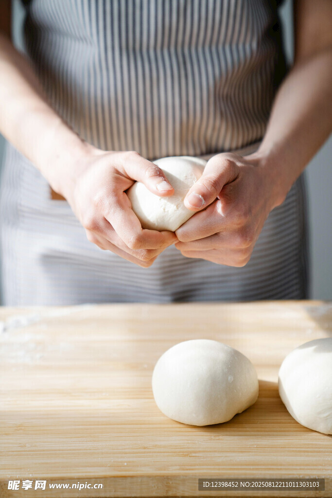 面点师手工制作美味面团