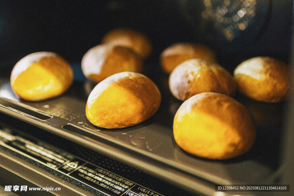 烤箱中烤制的美味小面包