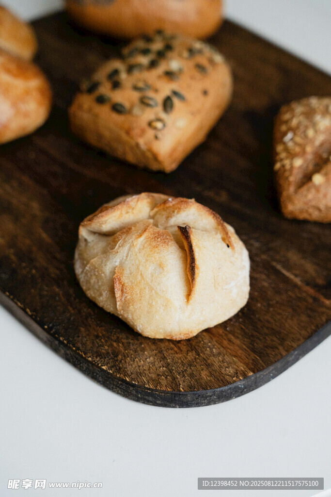多样美味面包摆于木盘