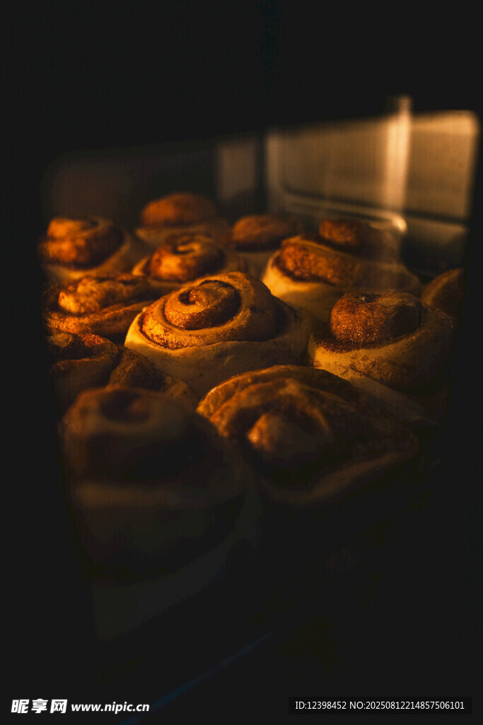烤箱中烤制的美味面包圈