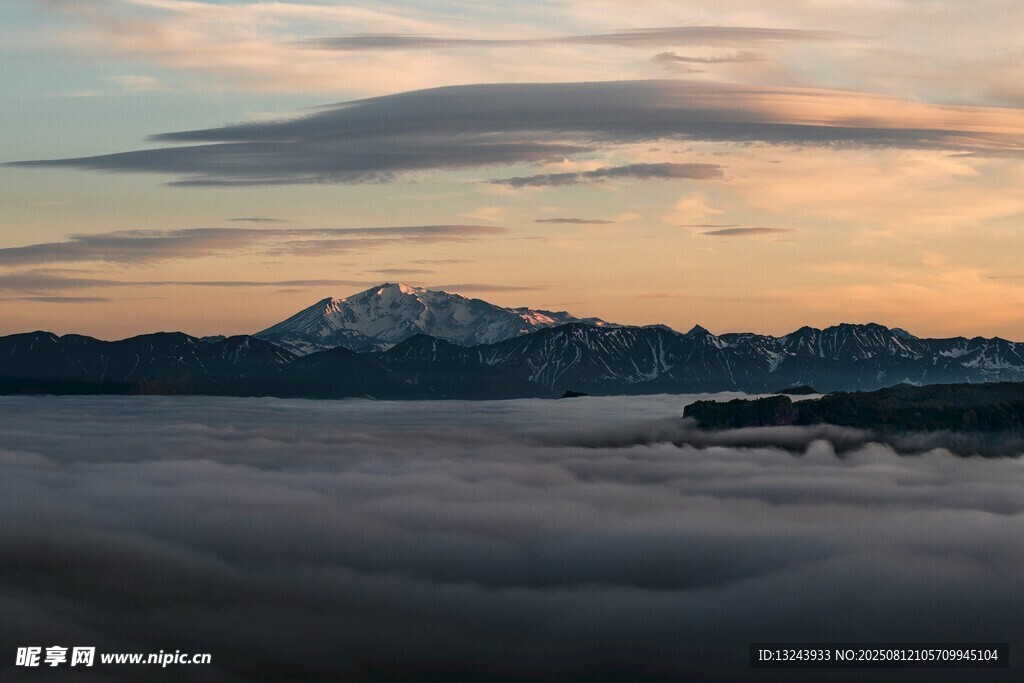 云海之上的壮丽山景
