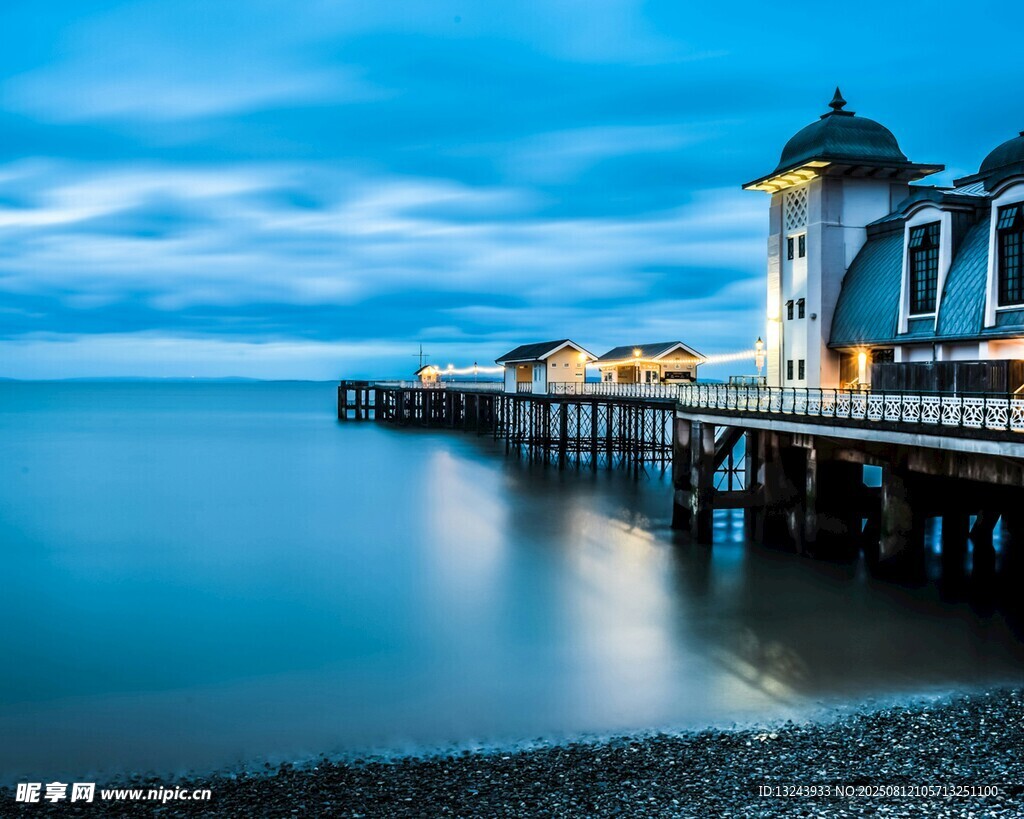 蓝色天空海滨码头美景