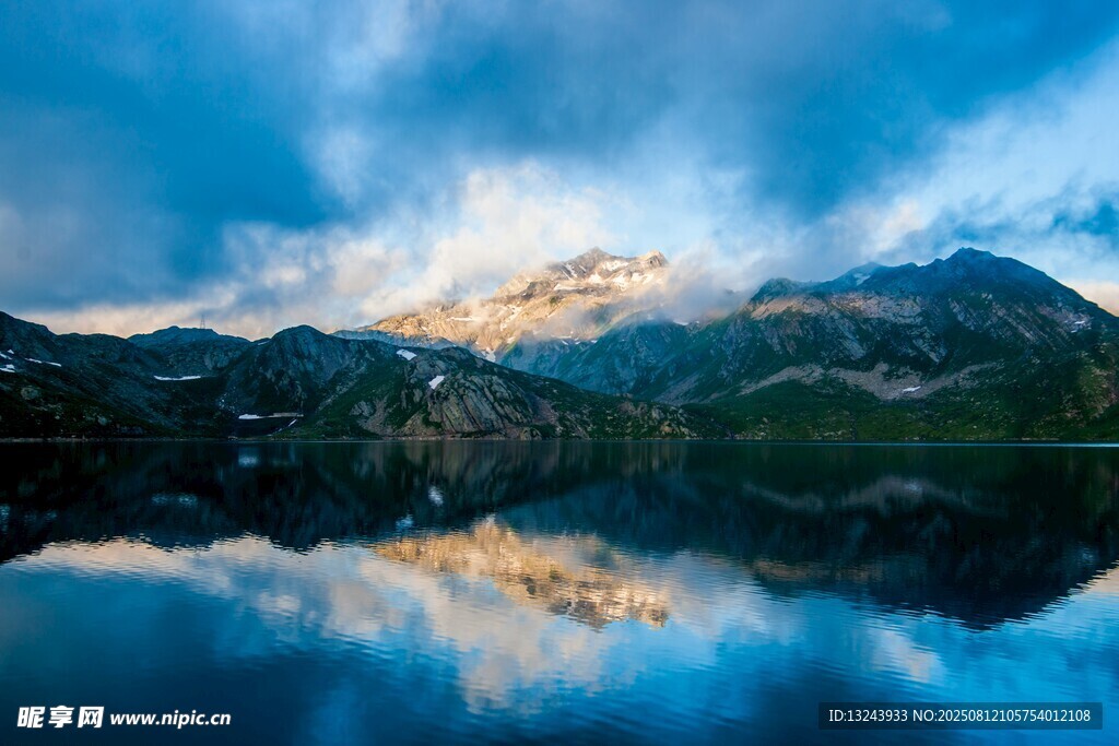 壮丽山水倒影美景