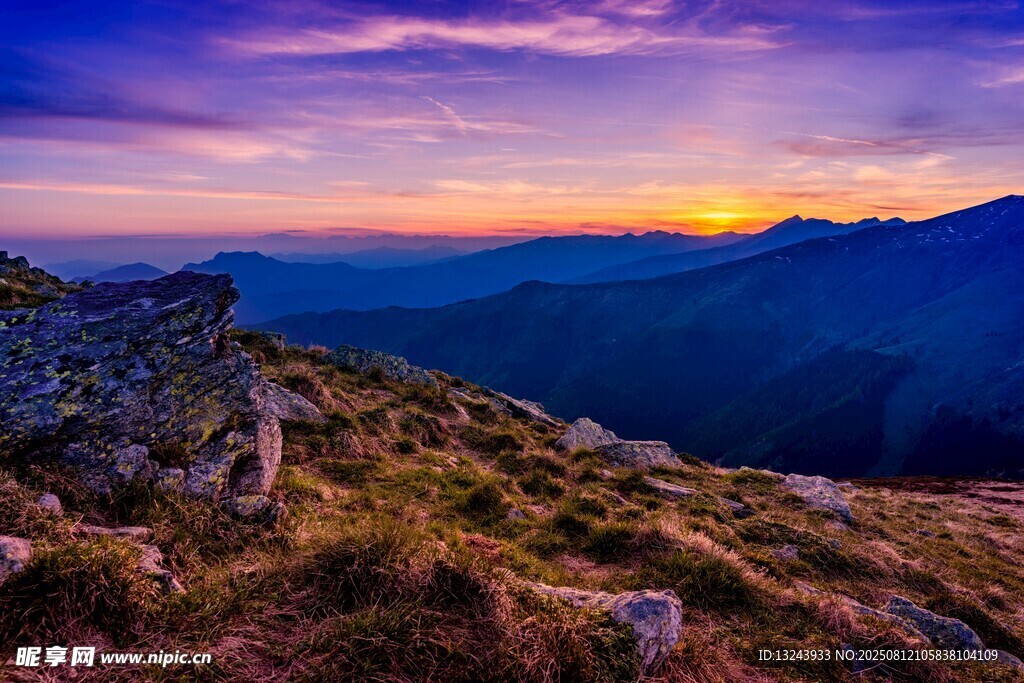 山间壮丽日落美景
