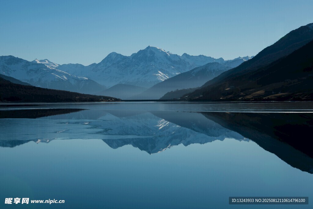 宁静山水湖景倒影如画
