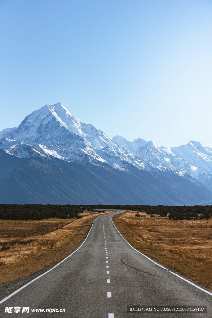 公路延伸向雪山美景