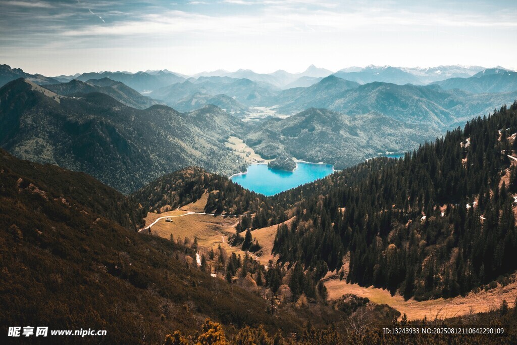 山间蓝湖美景