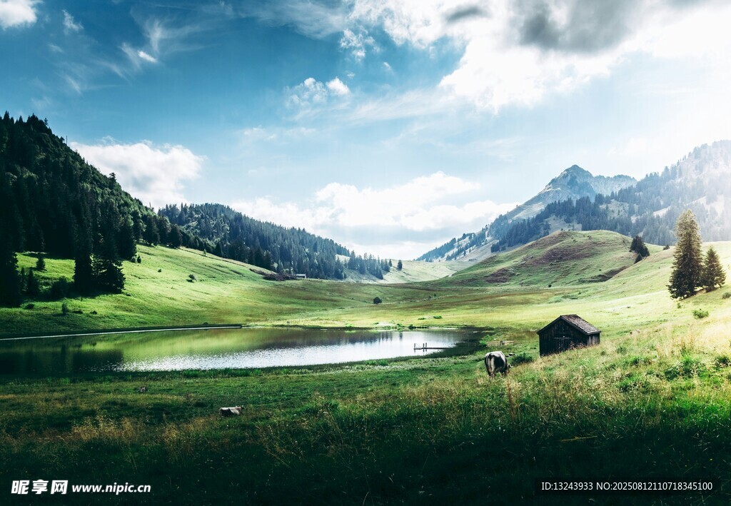 山间湖畔美景