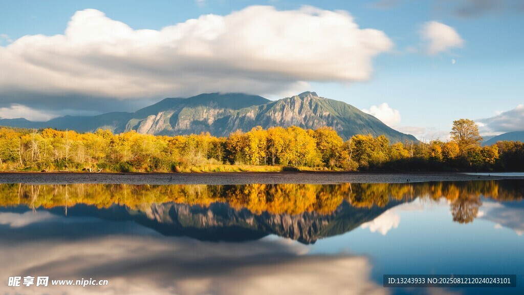 秋日山水倒影美景
