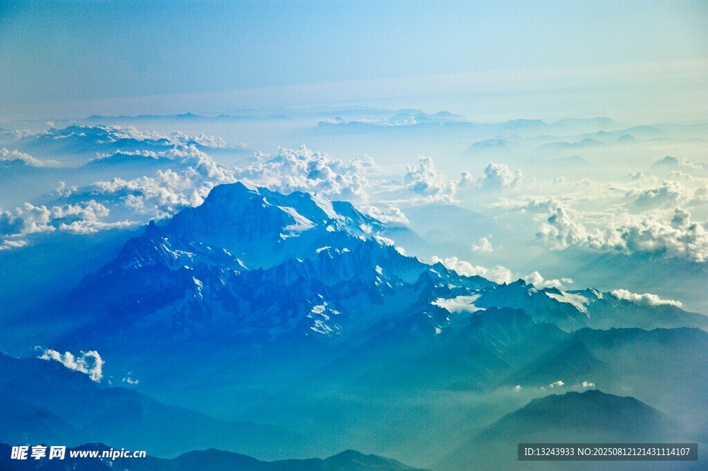 壮丽云海中的巍峨山峰