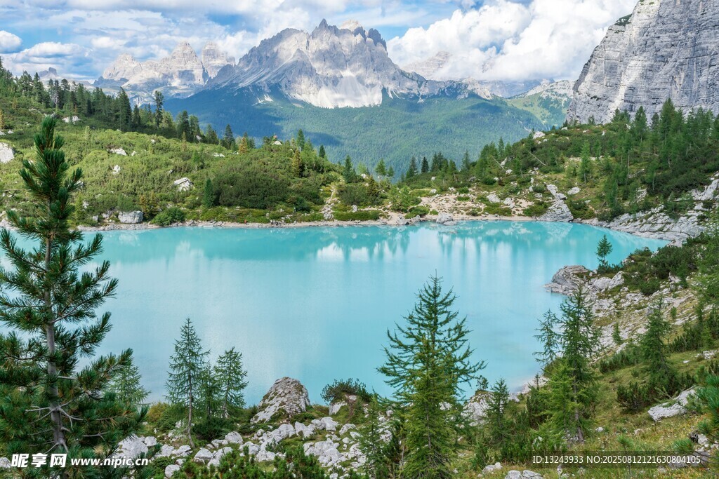 高山湖畔美景