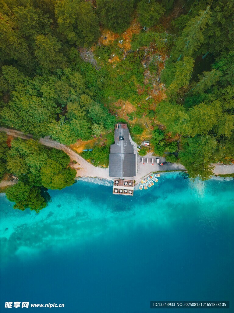 海上帆船于翠绿环绕之景
