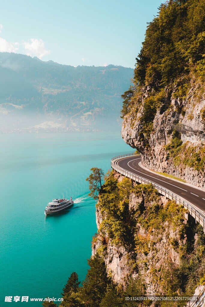 悬崖边的绝美公路海景