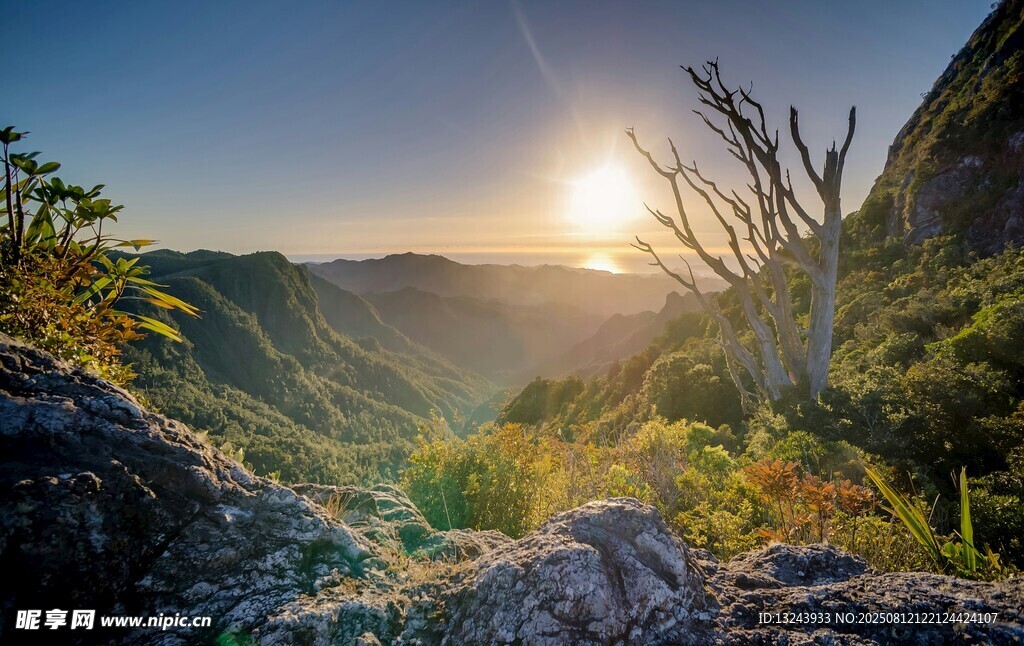 山间日出美景