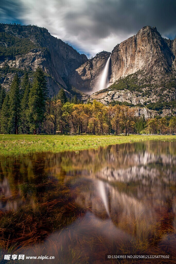 壮丽山水间的瀑布美景