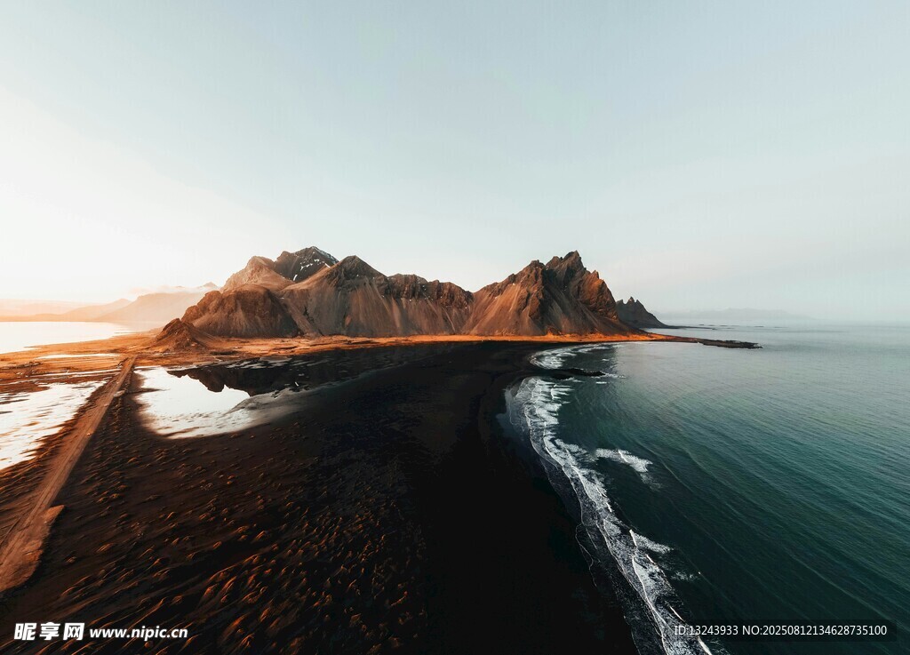 海边壮丽山景与海浪景观