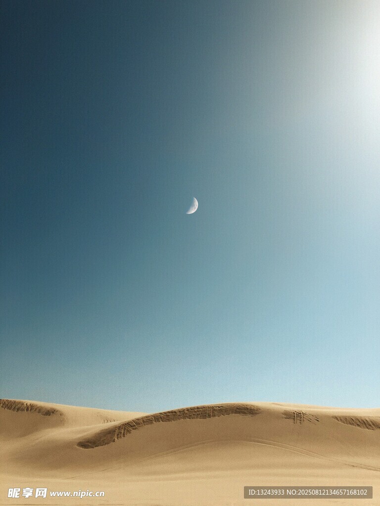 沙漠上空的日月同辉