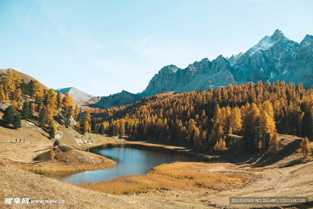 秋日山间湖泊美景