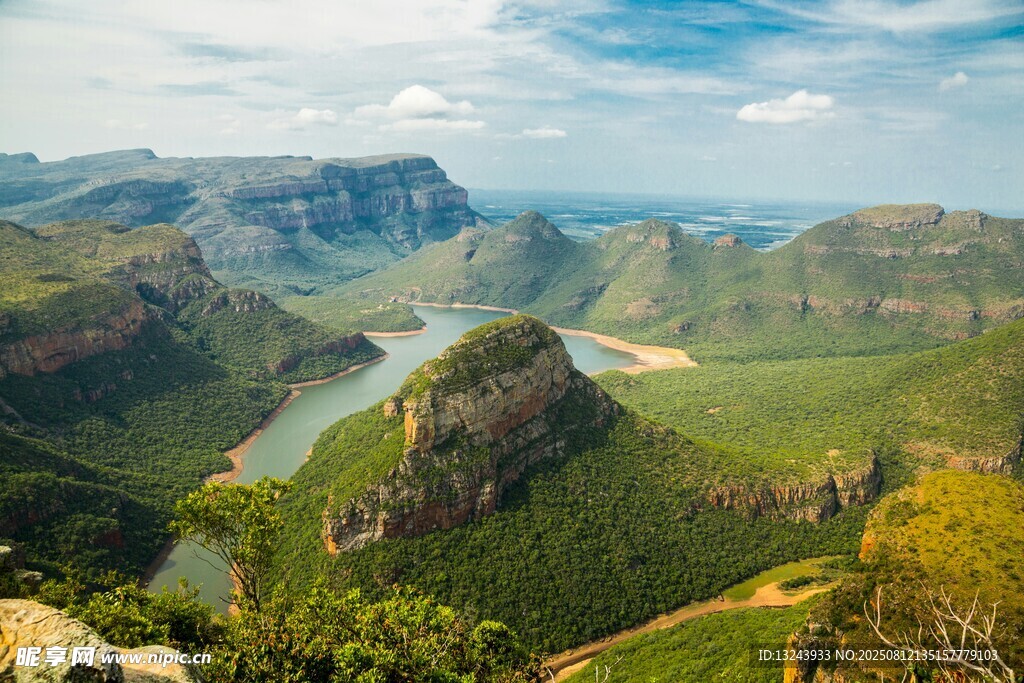壮丽山谷风光全景