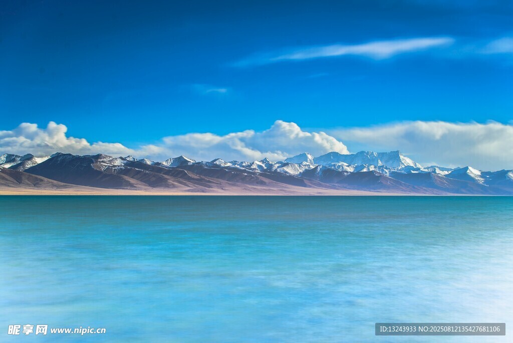 湛蓝湖水映雪山美景