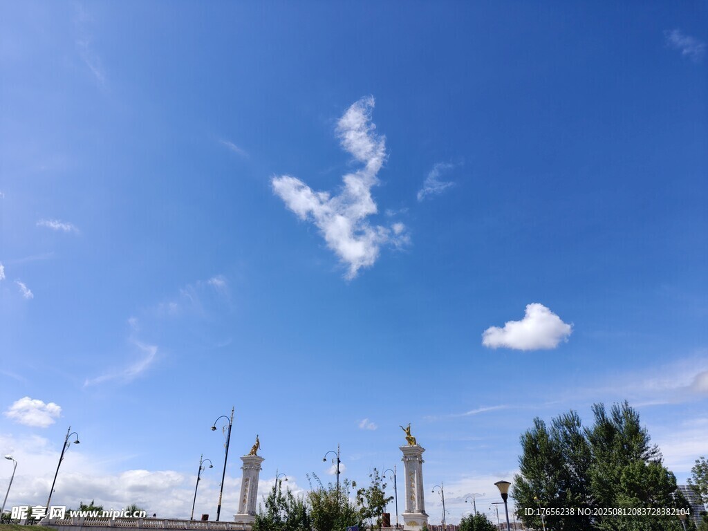 蓝天绿树间的白云美景