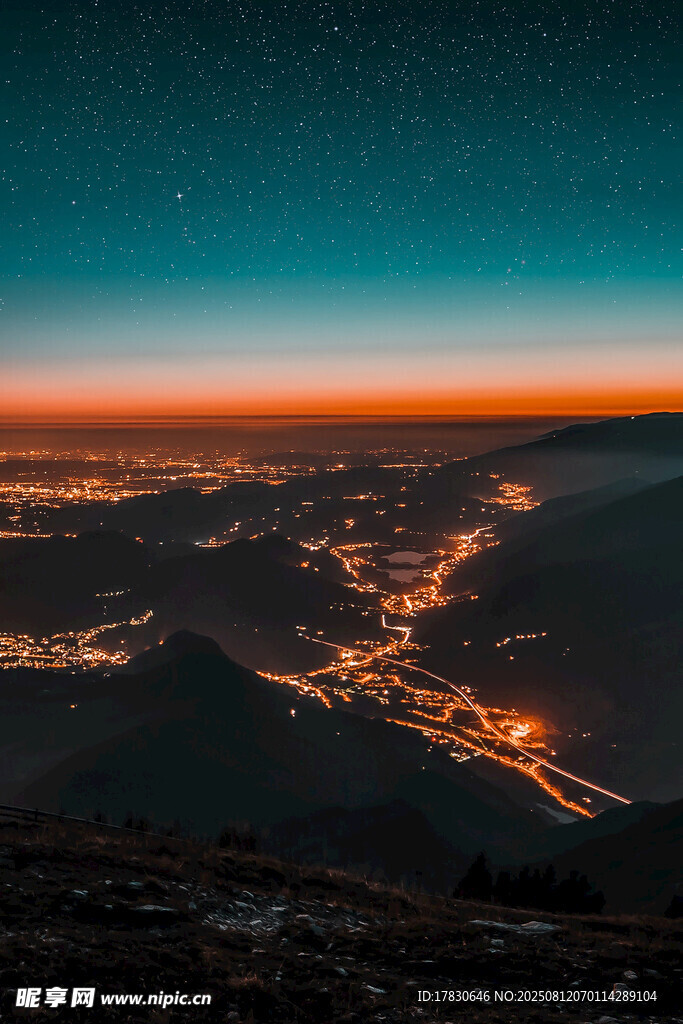 山顶俯瞰城市璀璨夜景