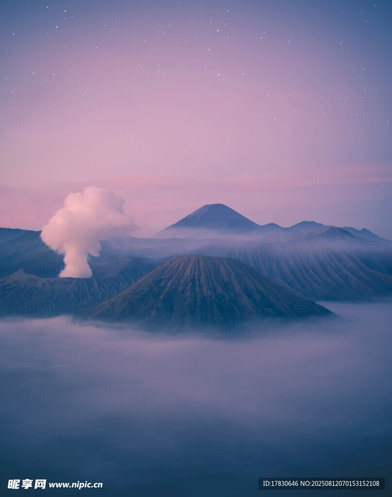 梦幻云海中的壮丽火山景观