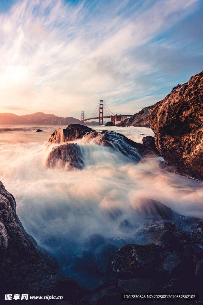 海边日出礁石壮美景观