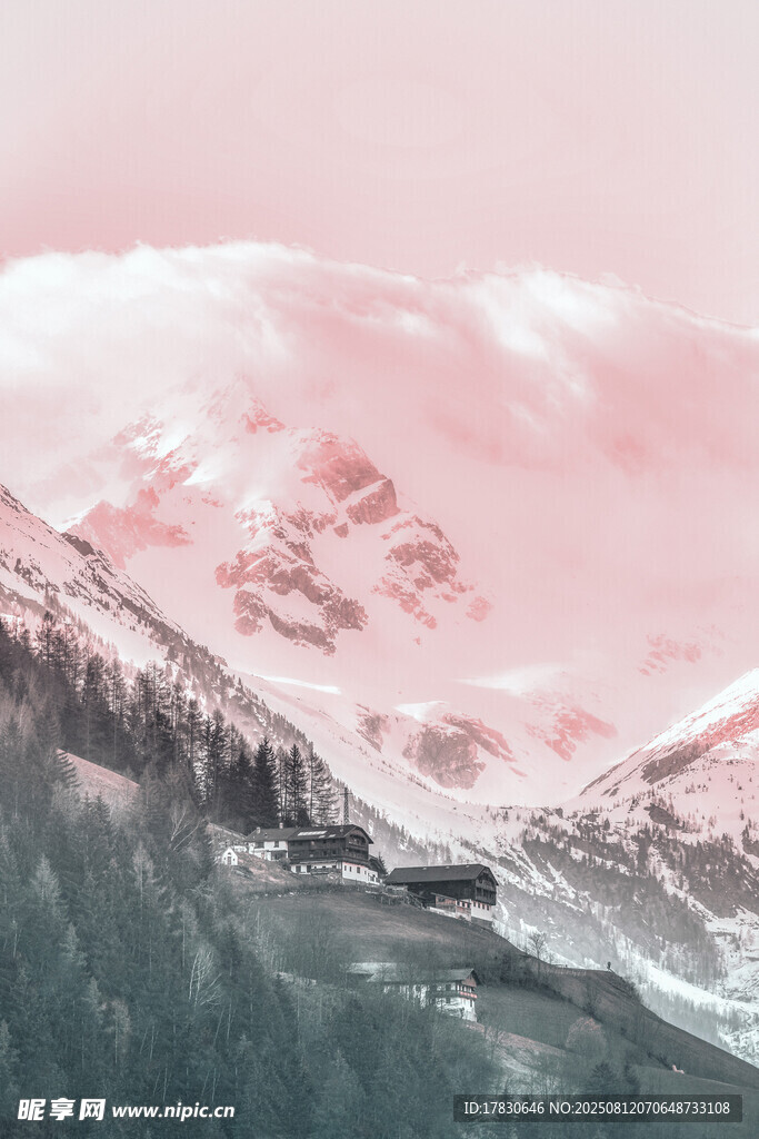 粉色霞光下的雪山美景
