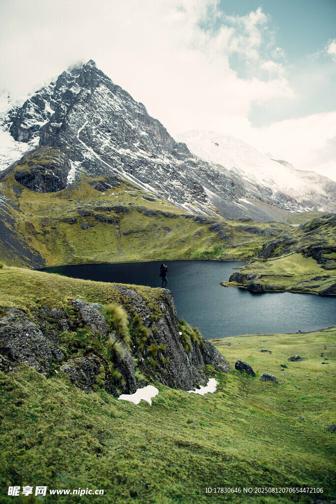 高山湖畔的自然美景