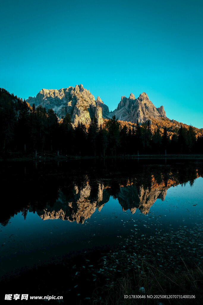 山间湖景倒映壮丽山峰