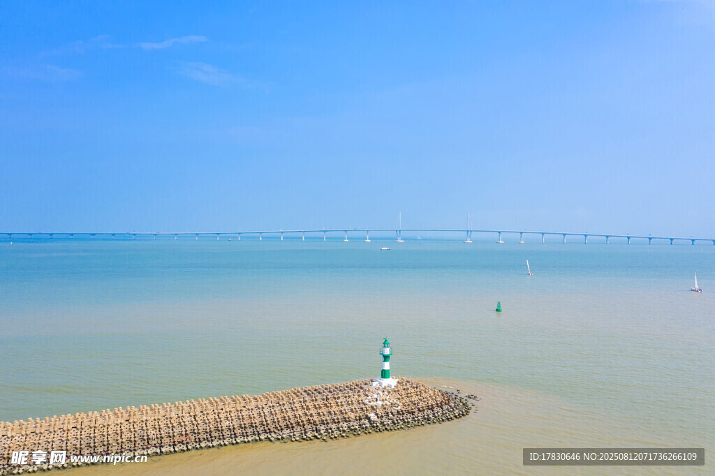 广东珠海遥看港珠澳大桥