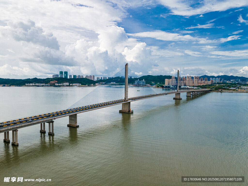 航拍壮观的珠海淇澳大桥