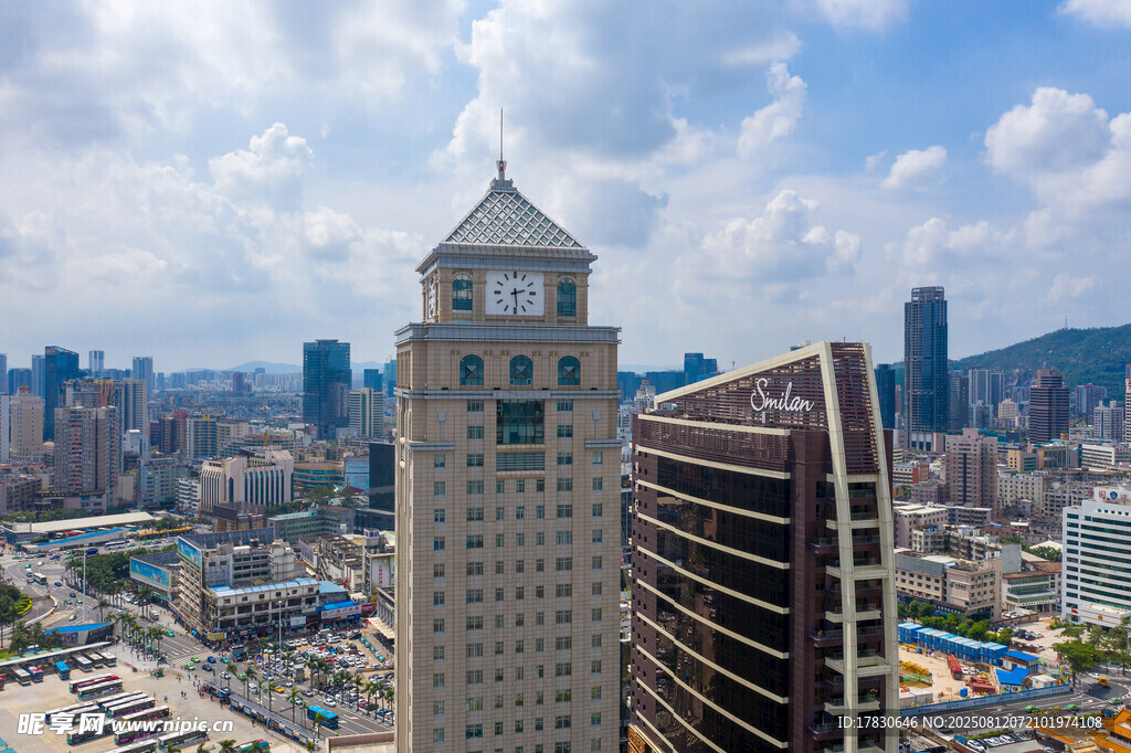 广东珠海地标建筑钟楼遥看澳门