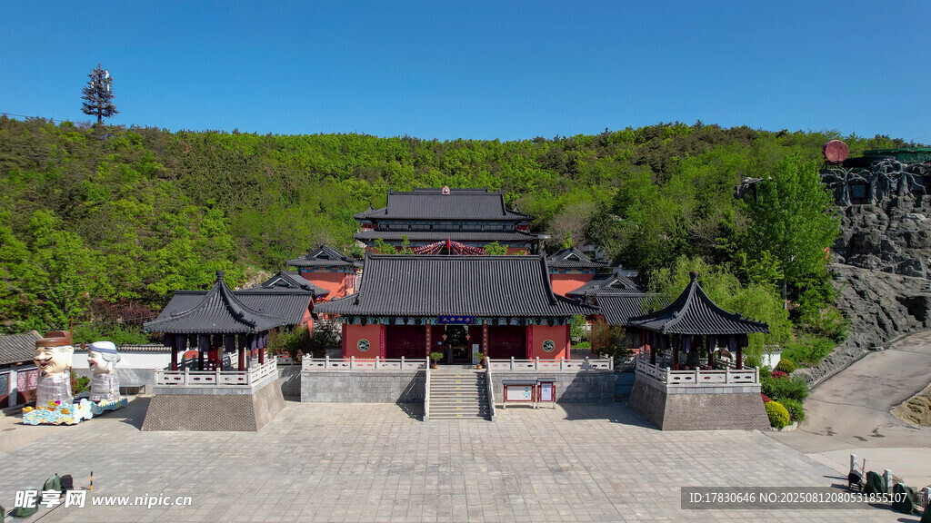 古雅寺庙坐落青山之下