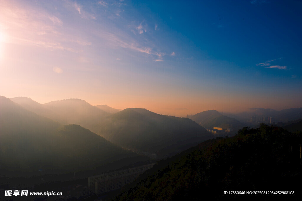 日出时分的壮丽山峦景色
