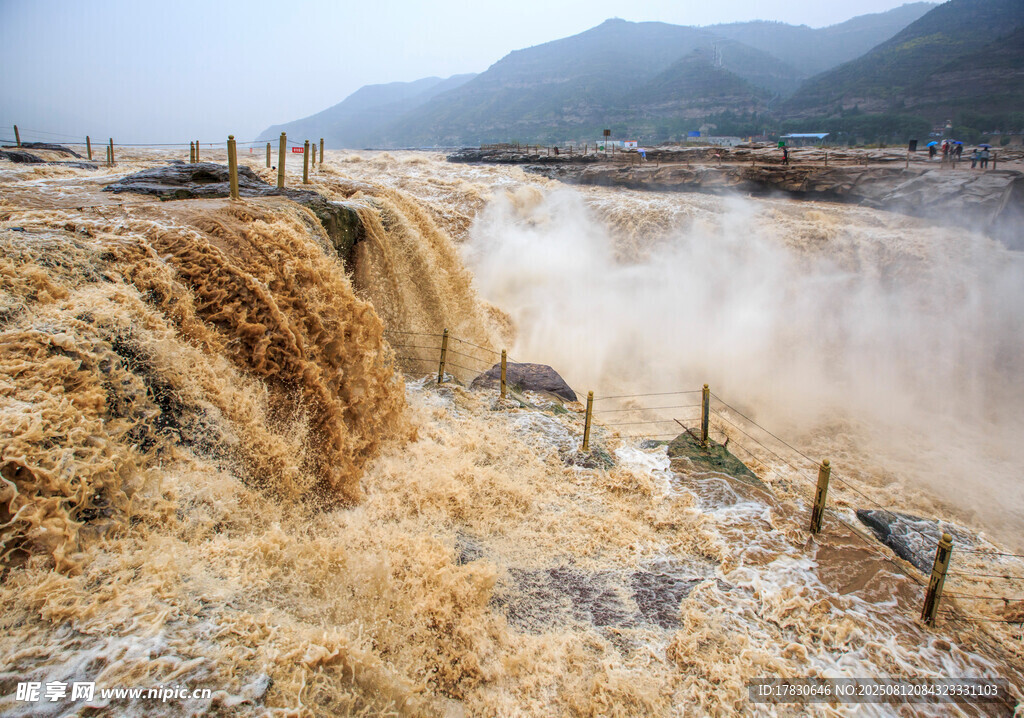 黄河壶口瀑布壮观景象