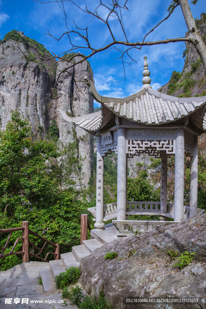 景区内蓝天白云休息凉亭建筑