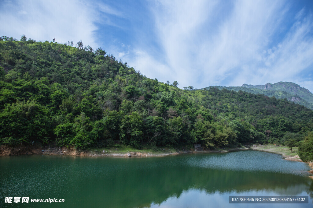大气水库山脉蓝天白云风景