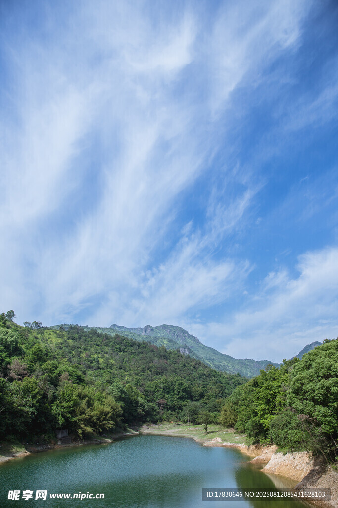 大气水库山脉蓝天白云风景